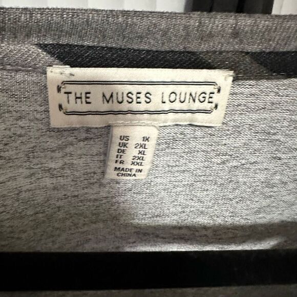 The Muses Lounge gray blouse with bat wings sleeves - Picture 3 of 5